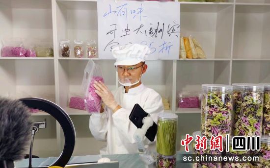 返鄉(xiāng)創(chuàng)業(yè)青年王嘉睿直播銷售公司產(chǎn)品。趙得志 攝 返鄉(xiāng)創(chuàng)業(yè)青年王嘉睿直播銷售公司產(chǎn)品。趙得志 攝