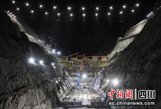 葉巴灘水電站大壩夜晚未間斷施工。王磊 攝 葉巴灘水電站大壩夜晚未間斷施工。王磊 攝