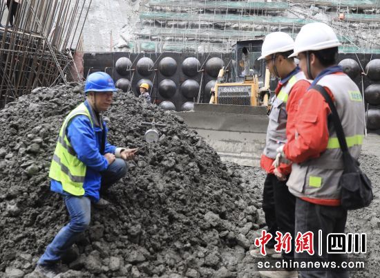 葉巴灘水電站大壩澆筑中。王磊 攝 葉巴灘水電站大壩澆筑中。王磊 攝
