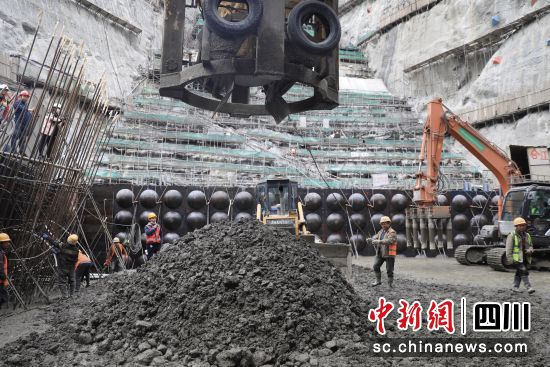 葉巴灘水電站大壩澆筑中。王磊 攝 葉巴灘水電站大壩澆筑中。王磊 攝