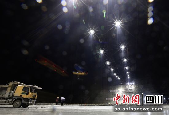 葉巴灘水電站大壩夜晚未間斷施工。王磊 攝 葉巴灘水電站大壩夜晚未間斷施工。王磊 攝