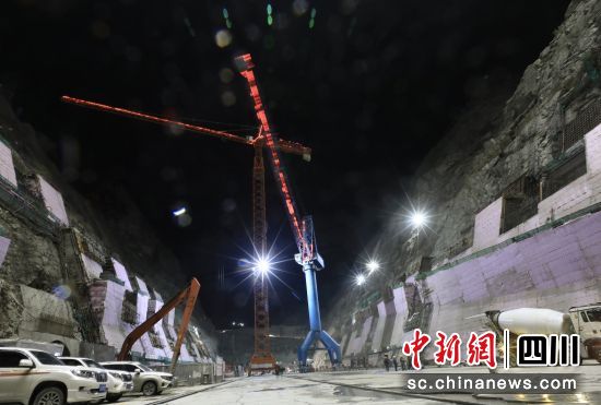 葉巴灘水電站大壩夜晚未間斷施工。王磊 攝 葉巴灘水電站大壩夜晚未間斷施工。王磊 攝