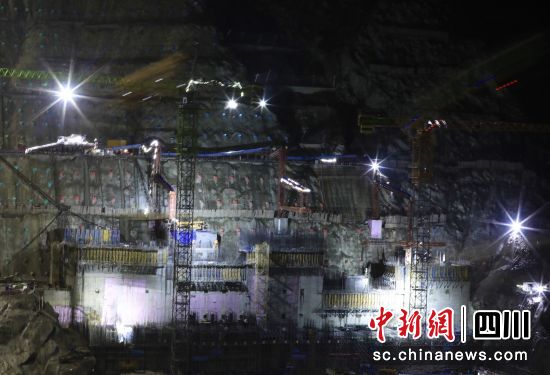 葉巴灘水電站大壩夜晚未間斷施工。王磊 攝 葉巴灘水電站大壩夜晚未間斷施工。王磊 攝