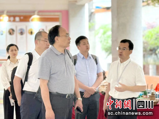 劉小寧給專家組介紹學校辦學情況。南部縣委宣傳部供圖 劉小寧給專家組介紹學校辦學情況。南部縣委宣傳部供圖