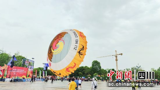 滾地龍風(fēng)箏。 楊勇 攝 滾地龍風(fēng)箏。 楊勇 攝
