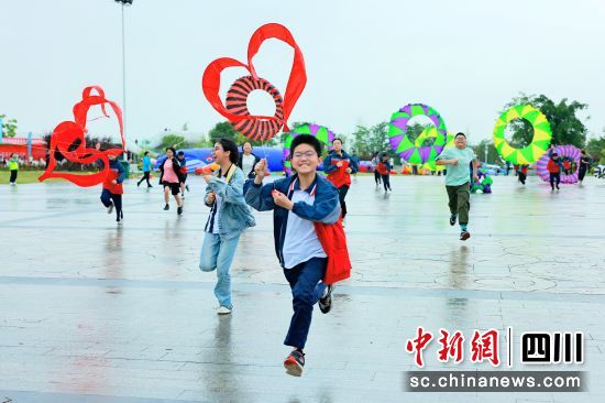 孩子們放風(fēng)箏。 仙海區(qū)宣傳中心供圖 孩子們放風(fēng)箏。 仙海區(qū)宣傳中心供圖