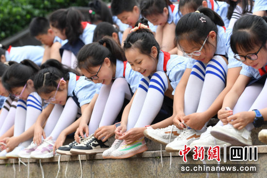 學生在進行系鞋帶比賽。彭圣洲 攝 學生在進行系鞋帶比賽。彭圣洲 攝
