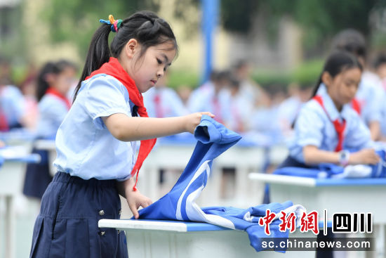 學生在進行疊衣服比賽。彭圣洲 攝 學生在進行疊衣服比賽。彭圣洲 攝