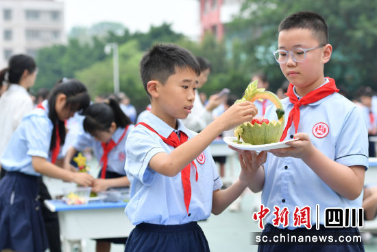 學生在進行水果拼盤比賽。彭圣洲 攝 學生在進行水果拼盤比賽。彭圣洲 攝