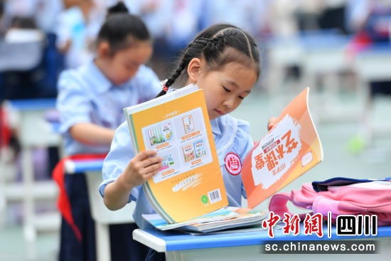 學生在進行整理書包比賽。彭圣洲 攝 學生在進行整理書包比賽。彭圣洲 攝
