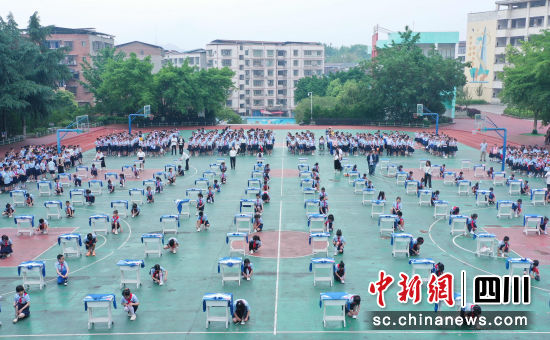 學生在進行系鞋帶比賽。彭圣洲 攝 學生在進行系鞋帶比賽。彭圣洲 攝