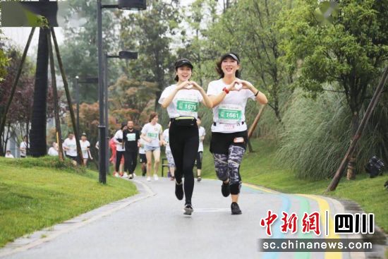 交子公園里的運動愛好者們,交子公園金融商務區發展服務局供圖 交子公園里的運動愛好者們,交子公園金融商務區發展服務局供圖