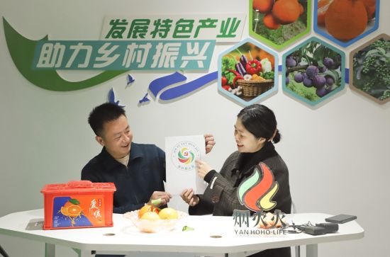 直播帶貨現(xiàn)場。樂山夾江煙草專賣 供圖 直播帶貨現(xiàn)場。樂山夾江煙草專賣 供圖