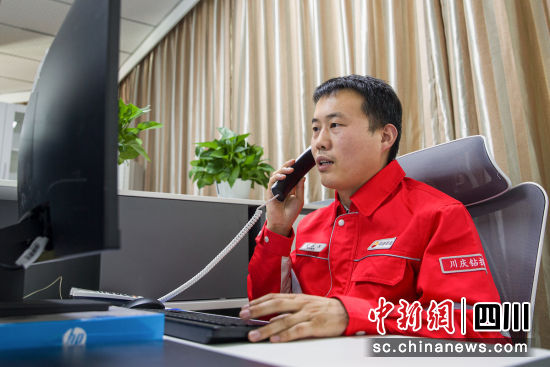 技術研究人員在與廠家溝通鉆頭細節問題。川西鉆探 供圖 技術研究人員在與廠家溝通鉆頭細節問題。川西鉆探 供圖