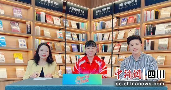 周蜜與嘉賓及主持人在新網(wǎng)銀行直播間。新網(wǎng)銀行供圖 周蜜與嘉賓及主持人在新網(wǎng)銀行直播間。新網(wǎng)銀行供圖