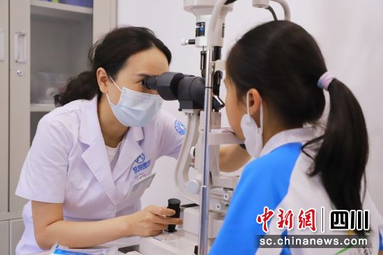 學生患者正在接受眼科檢查。邱清林 攝 學生患者正在接受眼科檢查。邱清林 攝