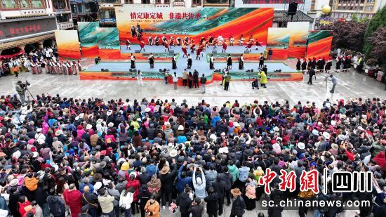 活動(dòng)現(xiàn)場(chǎng)。(康定市文化廣播電視和旅游局 供圖) 活動(dòng)現(xiàn)場(chǎng)。(康定市文化廣播電視和旅游局 供圖)
