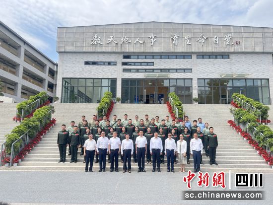 與會(huì)嘉賓合影。(唐倩 攝) 與會(huì)嘉賓合影。(唐倩 攝)