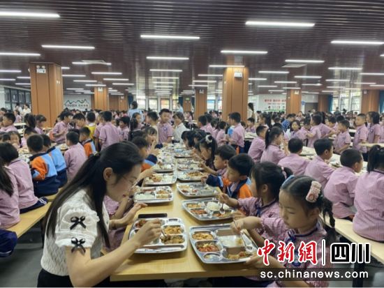 師生們正在一起用餐。雁江區(qū)委宣傳部 供圖 師生們正在一起用餐。雁江區(qū)委宣傳部 供圖