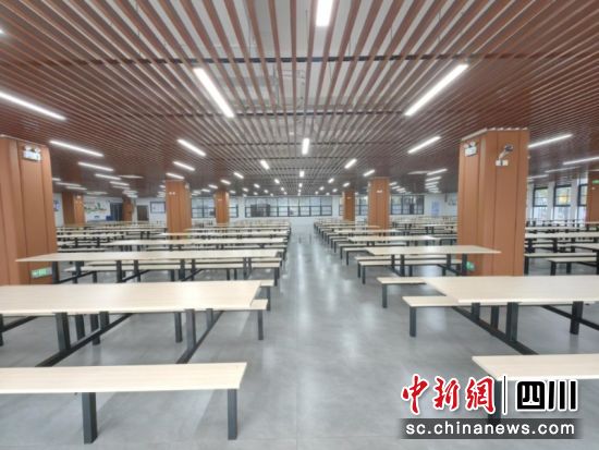 整潔、寬敞的食堂。雁江區(qū)委宣傳部 供圖 整潔、寬敞的食堂。雁江區(qū)委宣傳部 供圖