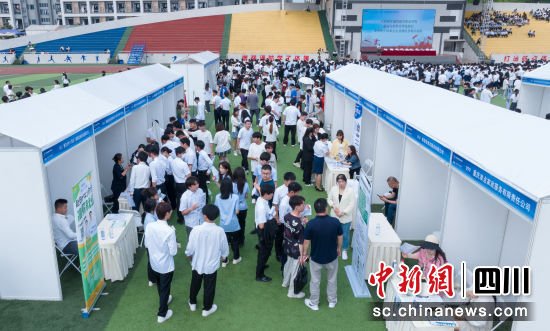 天府新區(qū)通用航空職業(yè)學(xué)院雙選會(huì)15日舉行。 楊建強(qiáng)攝 天府新區(qū)通用航空職業(yè)學(xué)院雙選會(huì)15日舉行。 楊建強(qiáng)攝