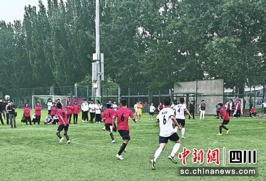第八屆殘疾人民間足球爭霸賽聾人組男子五人制足球比賽現場。受訪者供圖 第八屆殘疾人民間足球爭霸賽聾人組男子五人制足球比賽現場。受訪者供圖