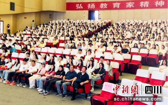 5月16日,四川師范大學師生在龍湖劇場觀看電影《平教之路》。劉云天 攝 5月16日,四川師范大學師生在龍湖劇場觀看電影《平教之路》。劉云天 攝