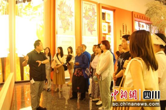 研培班學(xué)員參觀成都博物館。汶川縣委宣傳部供圖 研培班學(xué)員參觀成都博物館。汶川縣委宣傳部供圖
