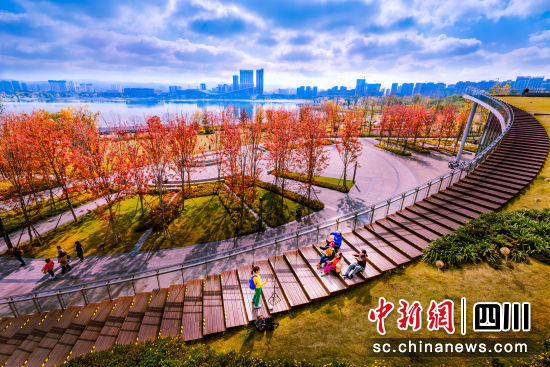 市民游客打卡東安湖。(邵曉燕 攝) 市民游客打卡東安湖。(邵曉燕 攝)