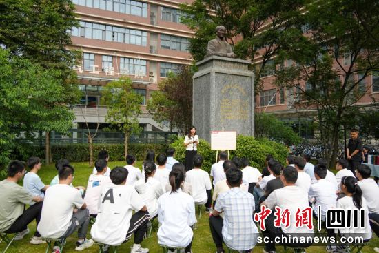 近日,首期“雕塑下的大思政課”在西南交通大學(xué)犀浦校區(qū)電氣館樓前“曹建猷院士雕塑”下開展。(西南交大供圖) 近日,首期“雕塑下的大思政課”在西南交通大學(xué)犀浦校區(qū)電氣館樓前“曹建猷院士雕塑”下開展。(西南交大供圖)