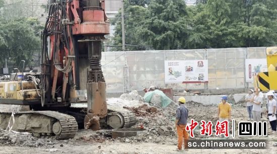 正在加緊施工現(xiàn)場。張靜 攝 正在加緊施工現(xiàn)場。張靜 攝