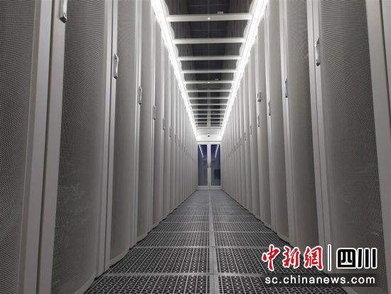 機房內(nèi)的冷通道。旌陽融媒體中心供圖 機房內(nèi)的冷通道。旌陽融媒體中心供圖