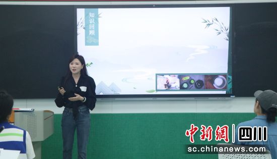 5月21日,成都大學旅游與文化產業學院老師陳舒慧在學校上課。(成都大學供圖) 5月21日,成都大學旅游與文化產業學院老師陳舒慧在學校上課。(成都大學供圖)