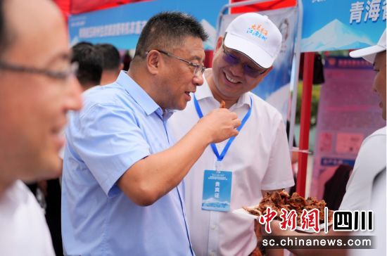 21日,青海省玉樹藏族自治州生態(tài)旅游和有機(jī)農(nóng)畜產(chǎn)品成都推介會在成都舉行。玉樹藏族自治州文體旅游廣電局供圖 21日,青海省玉樹藏族自治州生態(tài)旅游和有機(jī)農(nóng)畜產(chǎn)品成都推介會在成都舉行。玉樹藏族自治州文體旅游廣電局供圖