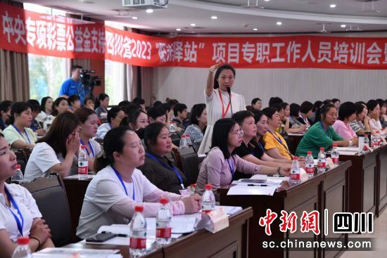 團(tuán)隊(duì)負(fù)責(zé)人陳昌霞教授培訓(xùn)授課。 雷普凡 攝 團(tuán)隊(duì)負(fù)責(zé)人陳昌霞教授培訓(xùn)授課。 雷普凡 攝