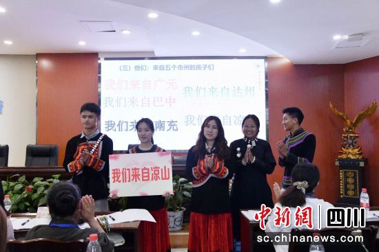 項(xiàng)目點(diǎn)專項(xiàng)工作人員互動學(xué)習(xí)。 雷普凡 攝 項(xiàng)目點(diǎn)專項(xiàng)工作人員互動學(xué)習(xí)。 雷普凡 攝