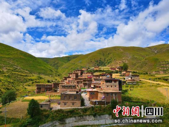 美麗鄉(xiāng)村新圖景。壤塘縣委宣傳部供圖 美麗鄉(xiāng)村新圖景。壤塘縣委宣傳部供圖