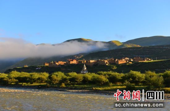 美麗村寨新圖景。壤塘縣委宣傳部供圖 美麗村寨新圖景。壤塘縣委宣傳部供圖