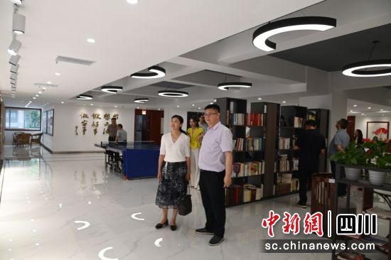 民盟重慶市委會專職副主委蒙格麗率隊走訪民盟四川省委會機關。民盟四川省委會供圖 民盟重慶市委會專職副主委蒙格麗率隊走訪民盟四川省委會機關。民盟四川省委會供圖