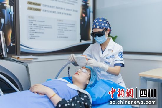 市民正在體驗(yàn)。蔣丹陽 攝 市民正在體驗(yàn)。蔣丹陽 攝