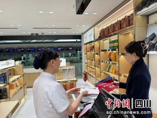 在雙流國際機場開展優(yōu)化支付服務宣傳。四川交行 供圖 在雙流國際機場開展優(yōu)化支付服務宣傳。四川交行 供圖