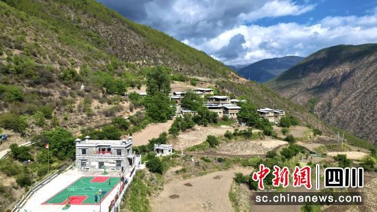 陽(yáng)光下的尼公村。王磊 攝 陽(yáng)光下的尼公村。王磊 攝