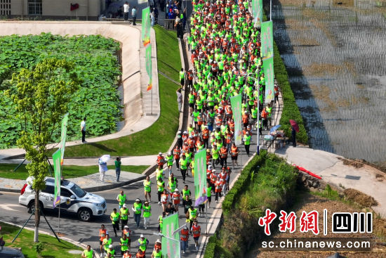 健步跑開賽現場。南江縣文化館視覺藝術中心 供 健步跑開賽現場。南江縣文化館視覺藝術中心 供