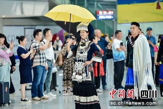 越西文旅亮相雙流機場。(越西縣文化廣播電視和旅游局 供圖) 越西文旅亮相雙流機場。(越西縣文化廣播電視和旅游局 供圖)