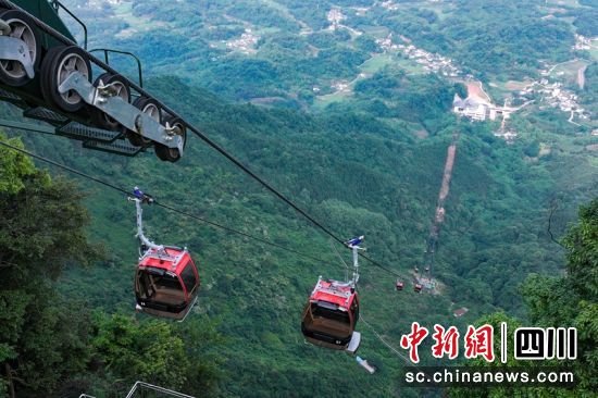 洪雅玉屏山景區投運的高落差客運索道。劉忠俊攝 洪雅玉屏山景區投運的高落差客運索道。劉忠俊攝