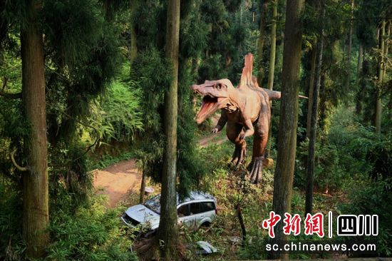 洪雅玉屏山景區“勇闖恐龍谷”主題樂園一角。劉忠俊攝 洪雅玉屏山景區“勇闖恐龍谷”主題樂園一角。劉忠俊攝