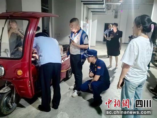 成都電動(dòng)自行車夜查行動(dòng)現(xiàn)場(chǎng)。成都消防供圖 成都電動(dòng)自行車夜查行動(dòng)現(xiàn)場(chǎng)。成都消防供圖