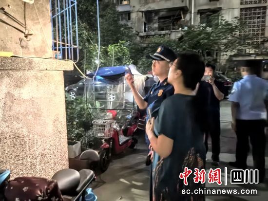針對(duì)電動(dòng)自行車夜查行動(dòng)發(fā)現(xiàn)的問題消防員現(xiàn)場(chǎng)指出并要求整改。成都消防供圖 針對(duì)電動(dòng)自行車夜查行動(dòng)發(fā)現(xiàn)的問題消防員現(xiàn)場(chǎng)指出并要求整改。成都消防供圖