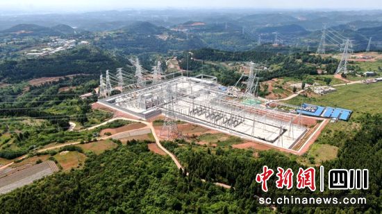 建成投運(yùn)的德陽(yáng)南500千伏變電站。馬健 攝 建成投運(yùn)的德陽(yáng)南500千伏變電站。馬健 攝