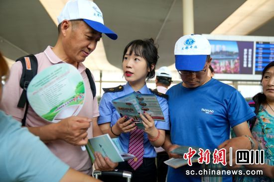 宣傳小分隊在車站向旅客講解愛路護路小常識。費思童 攝 宣傳小分隊在車站向旅客講解愛路護路小常識。費思童 攝